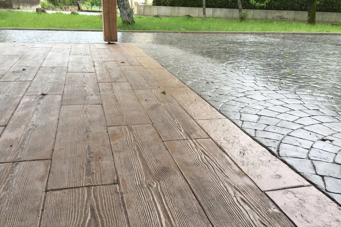 Imitación de madera de hormigón impreso en el área posterior de una vivienda.